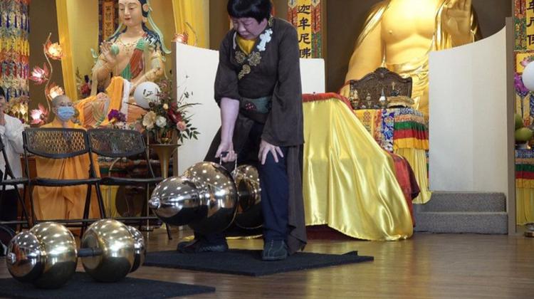 世界佛教教皇H.H.Dorje Chang Buddha III單手勾提437.2磅金剛杵-图片1